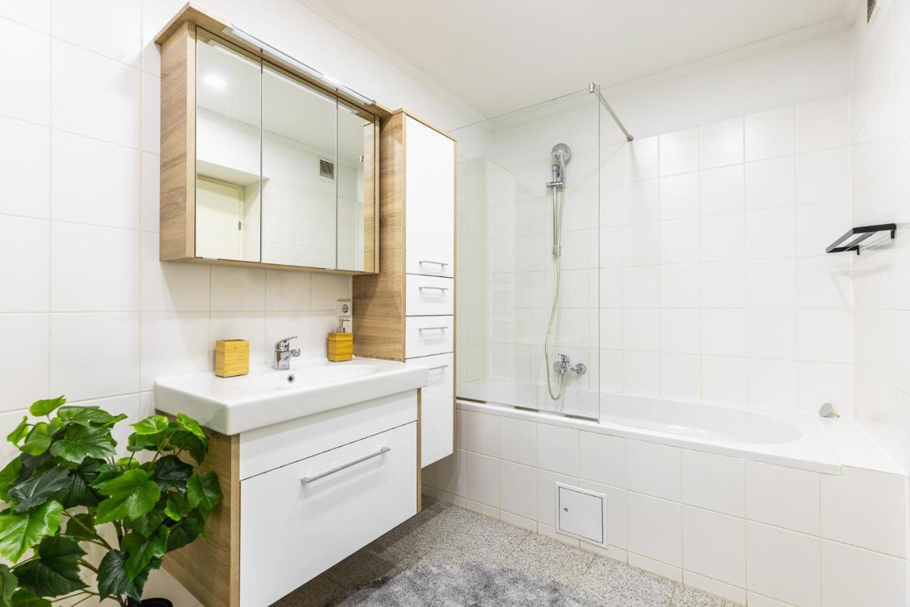 Live Centrally In A Spacious And Modern Apartment In Виена Екстериор снимка